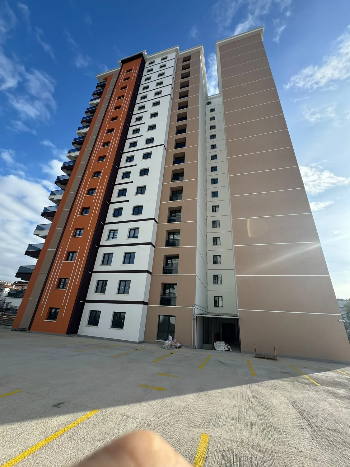 Premium Class — Yüksek katlı konut bloğu dış cephe görünümü