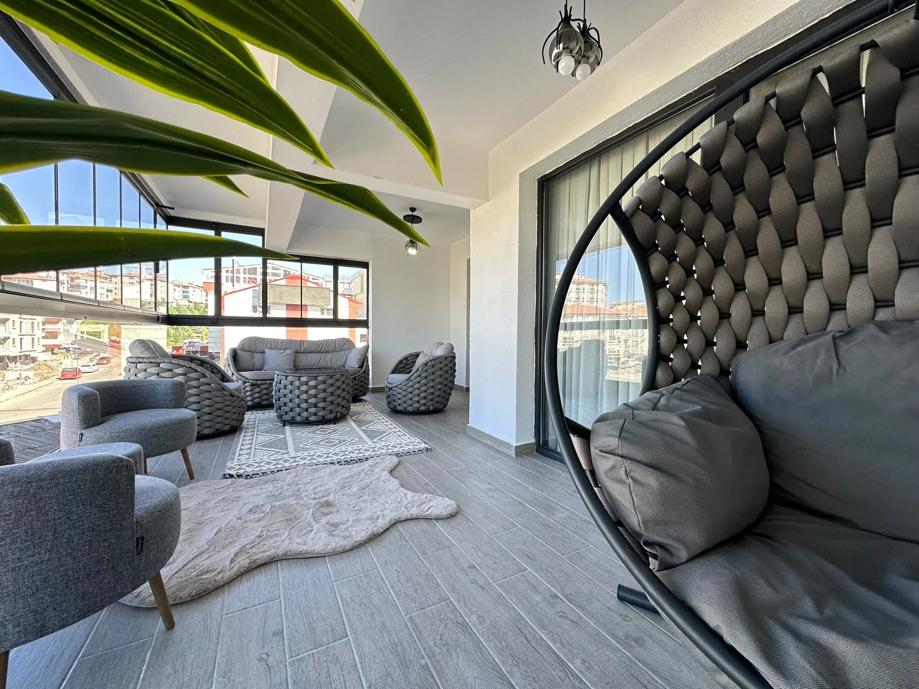 Premium Class — Kapalı balkon ve yaşam alanı